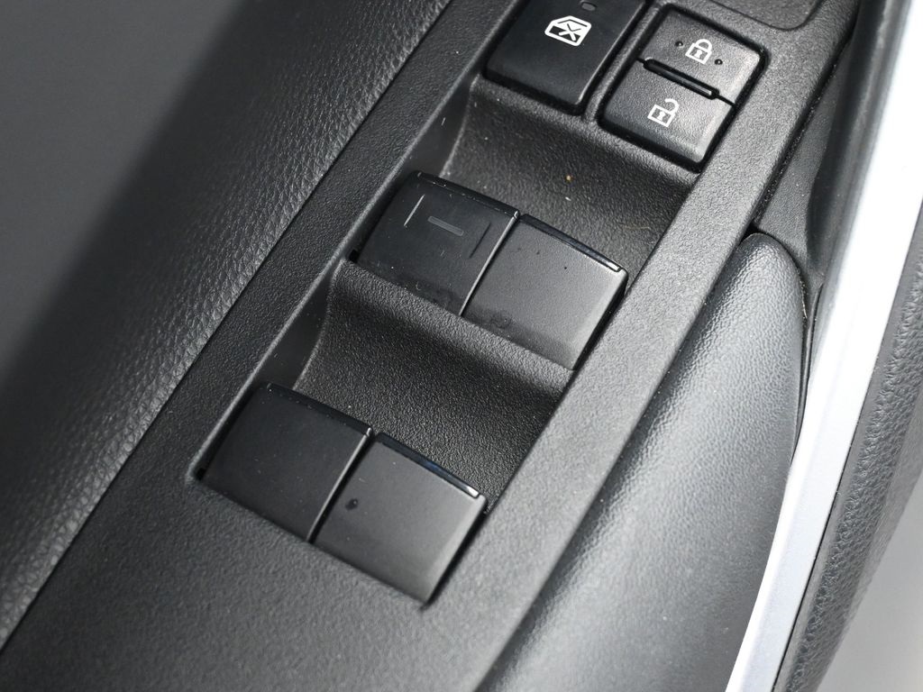 2023 Toyota Corolla Cross XLE photo 13