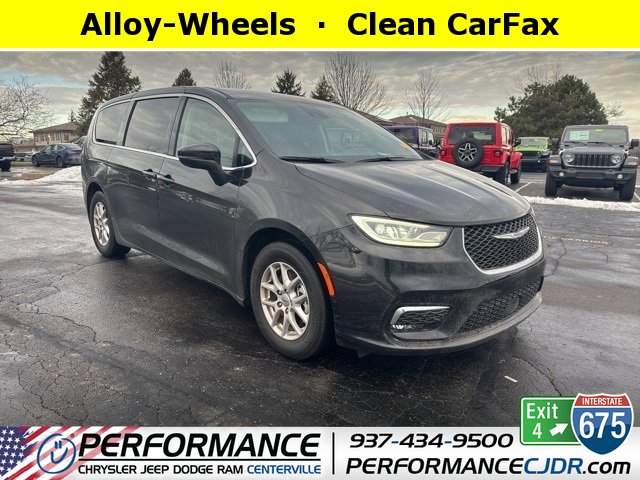 2023 Chrysler Pacifica Touring L's photo