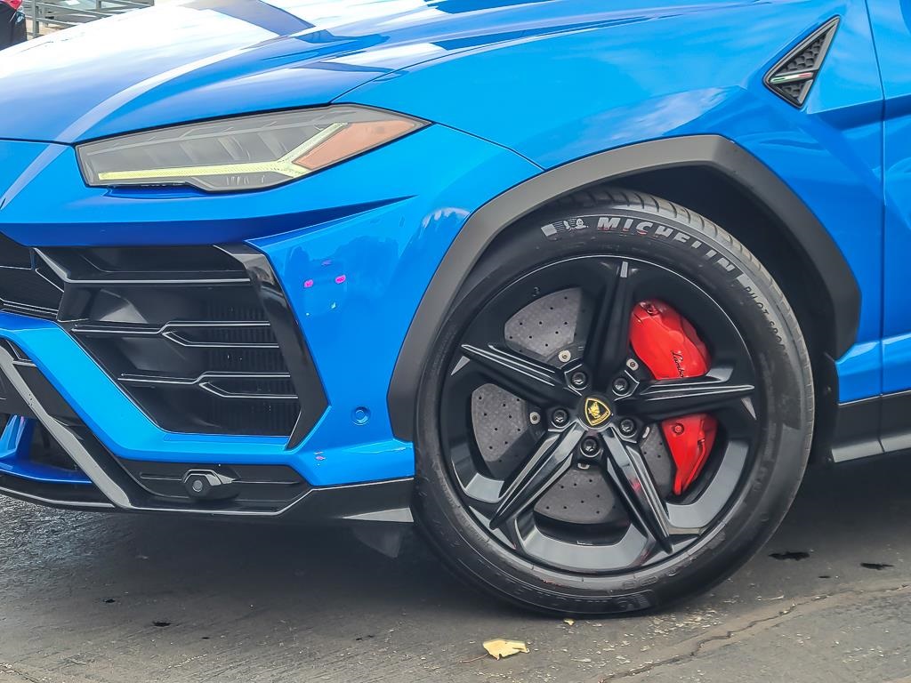 2019 Lamborghini Urus Base photo 2