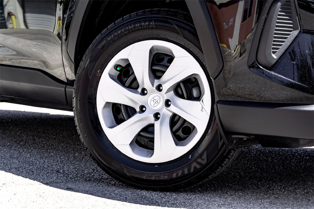 2024 Toyota RAV4 LE photo 2