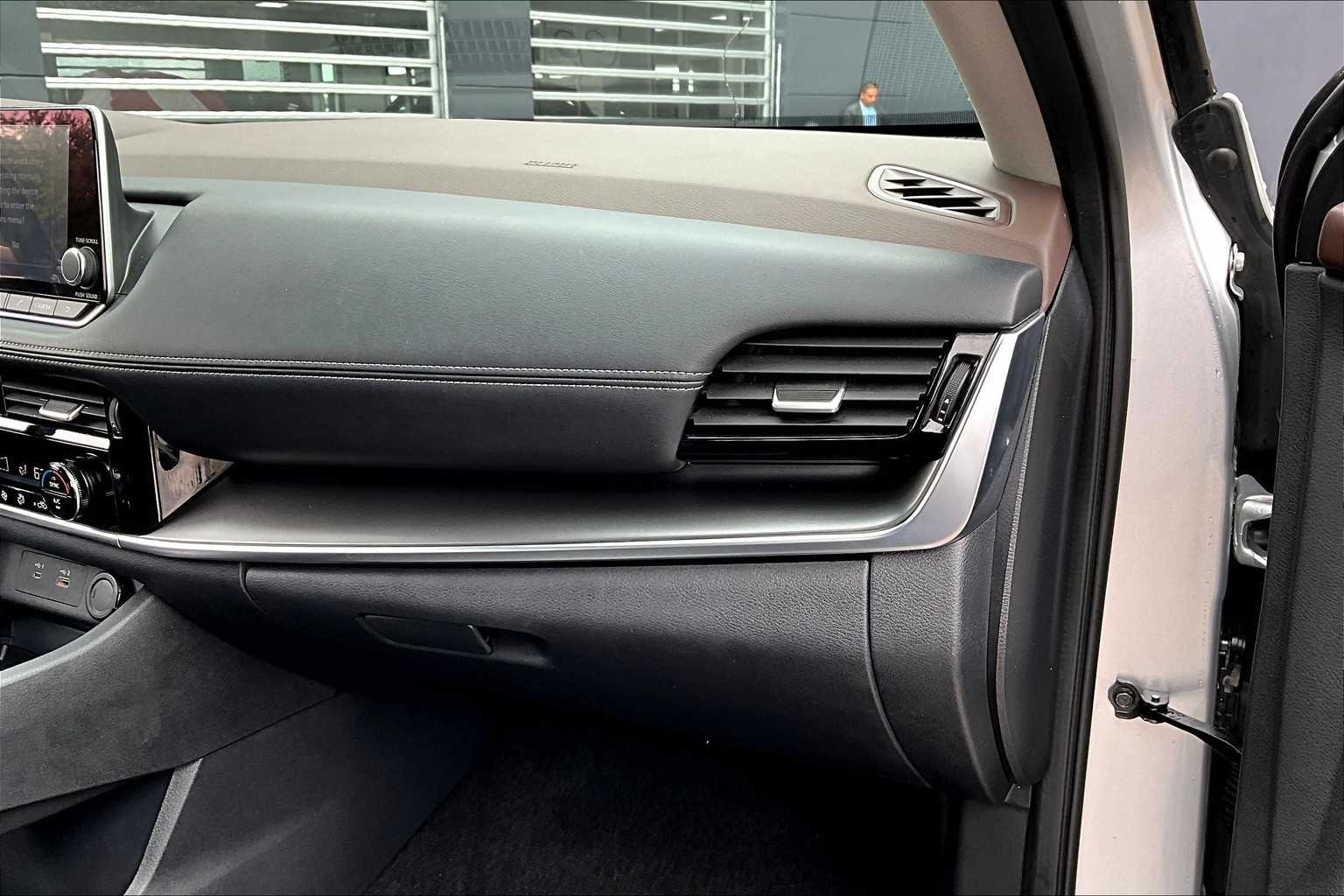 2022 Nissan Rogue SV photo 15