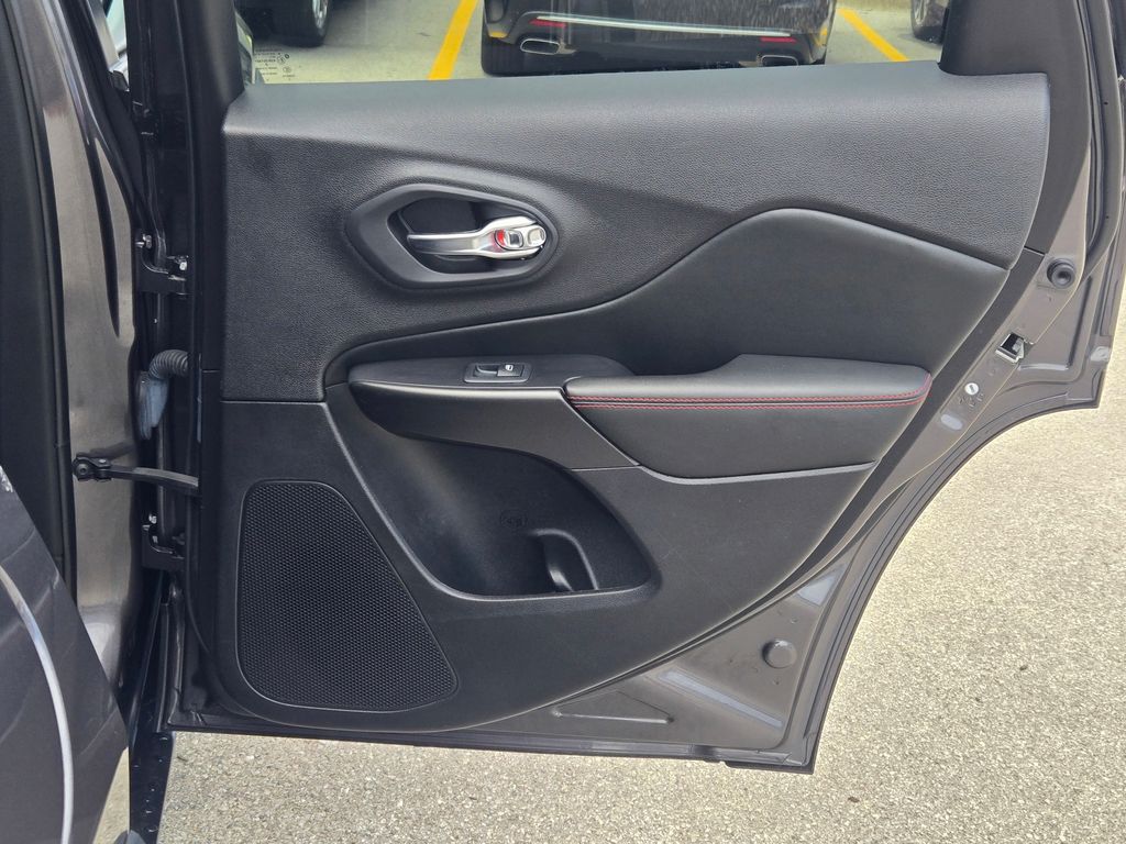 2021 Jeep Cherokee Trailhawk photo 2