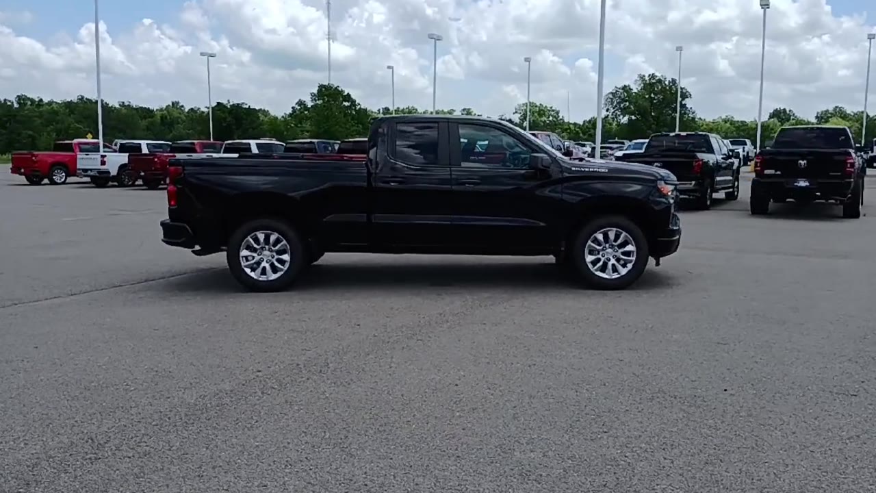 2025 Chevrolet Silverado 1500 Custom photo 9