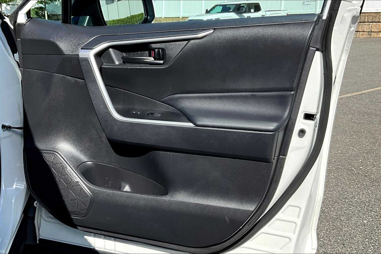 2022 Toyota RAV4 LE photo 12