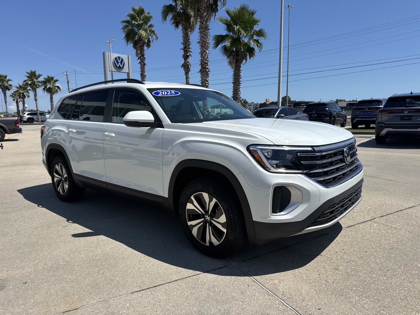 2025 Volkswagen Atlas SE photo 2