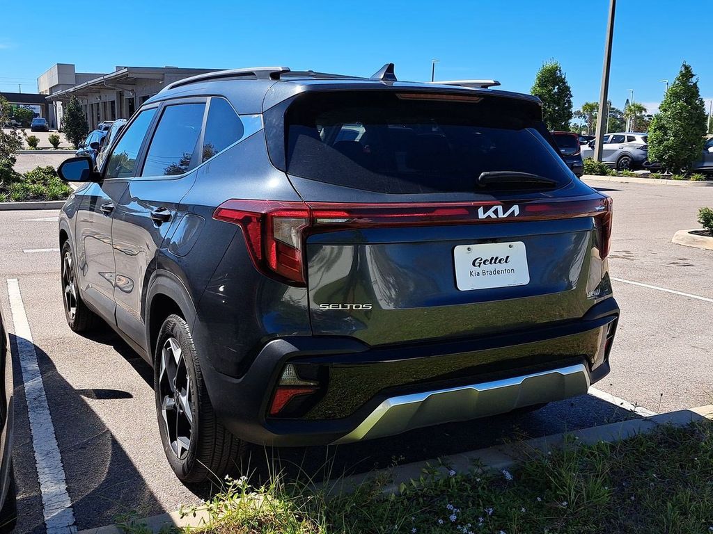 2024 Kia Seltos EX photo 2
