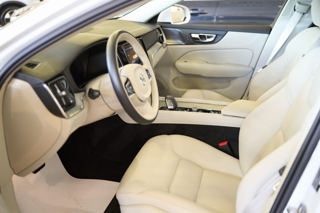 2025 VOLVO V60CC - Image 8