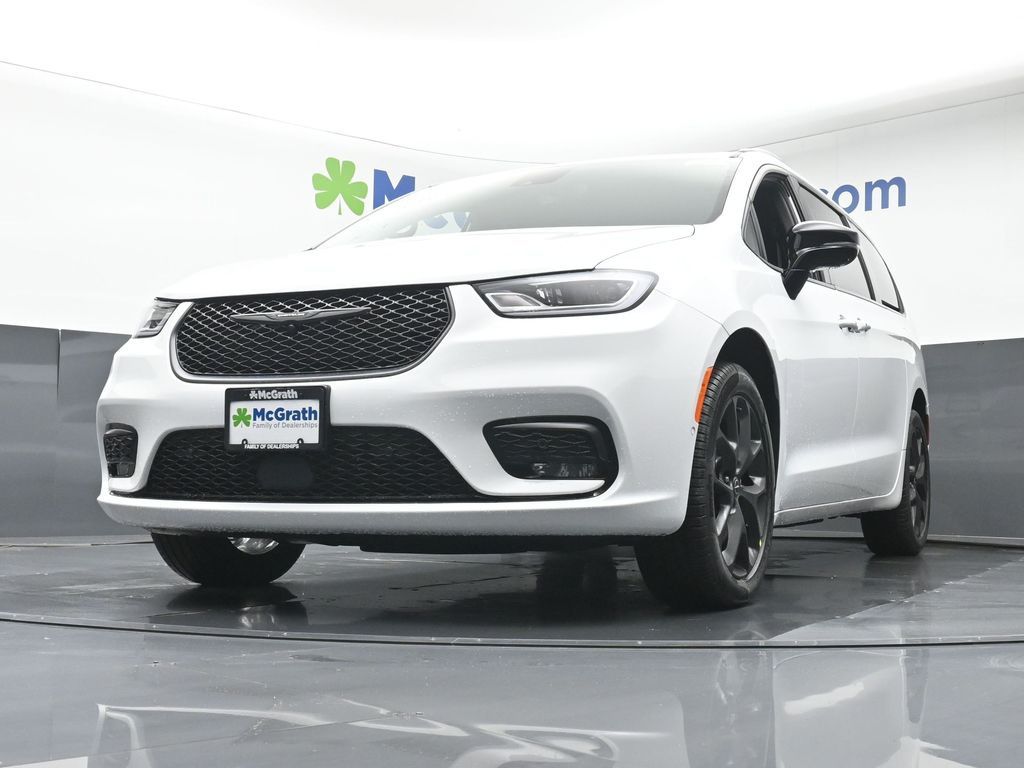 2026 Chrysler Pacifica photo 4