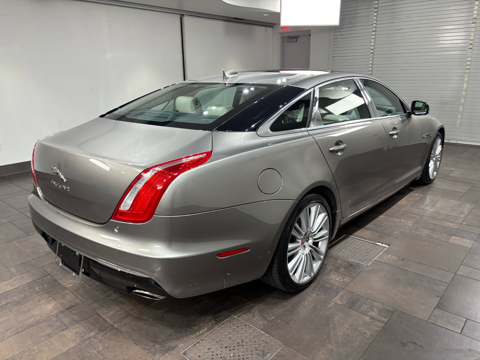 2017 Jaguar XJ L Supercharged photo 28