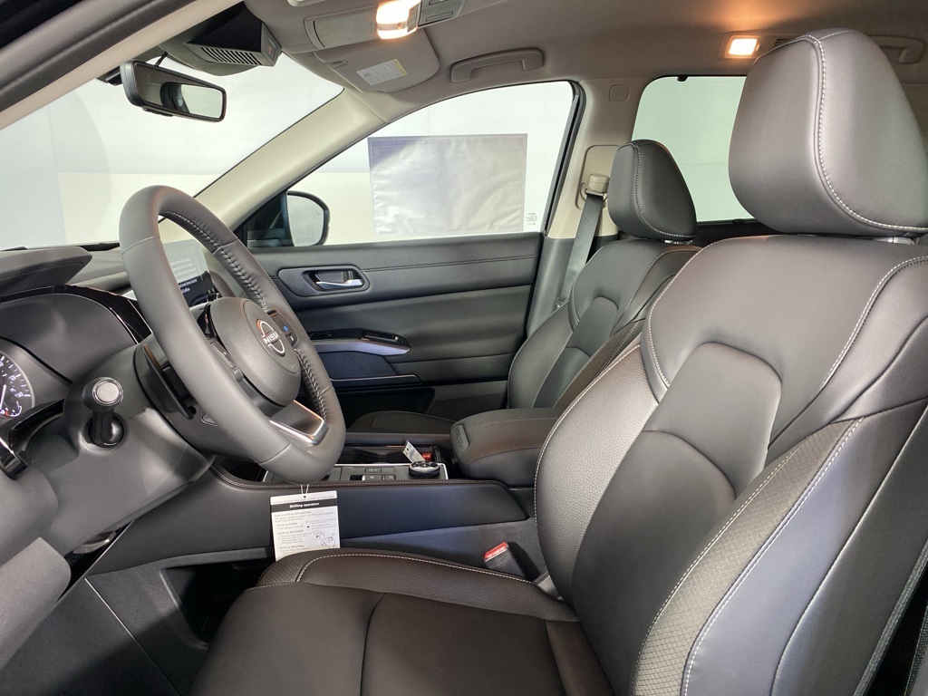 2025 Nissan Pathfinder SL photo 4