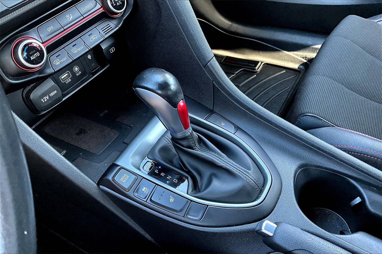 2019 Hyundai Veloster 2.0L Premium photo 25