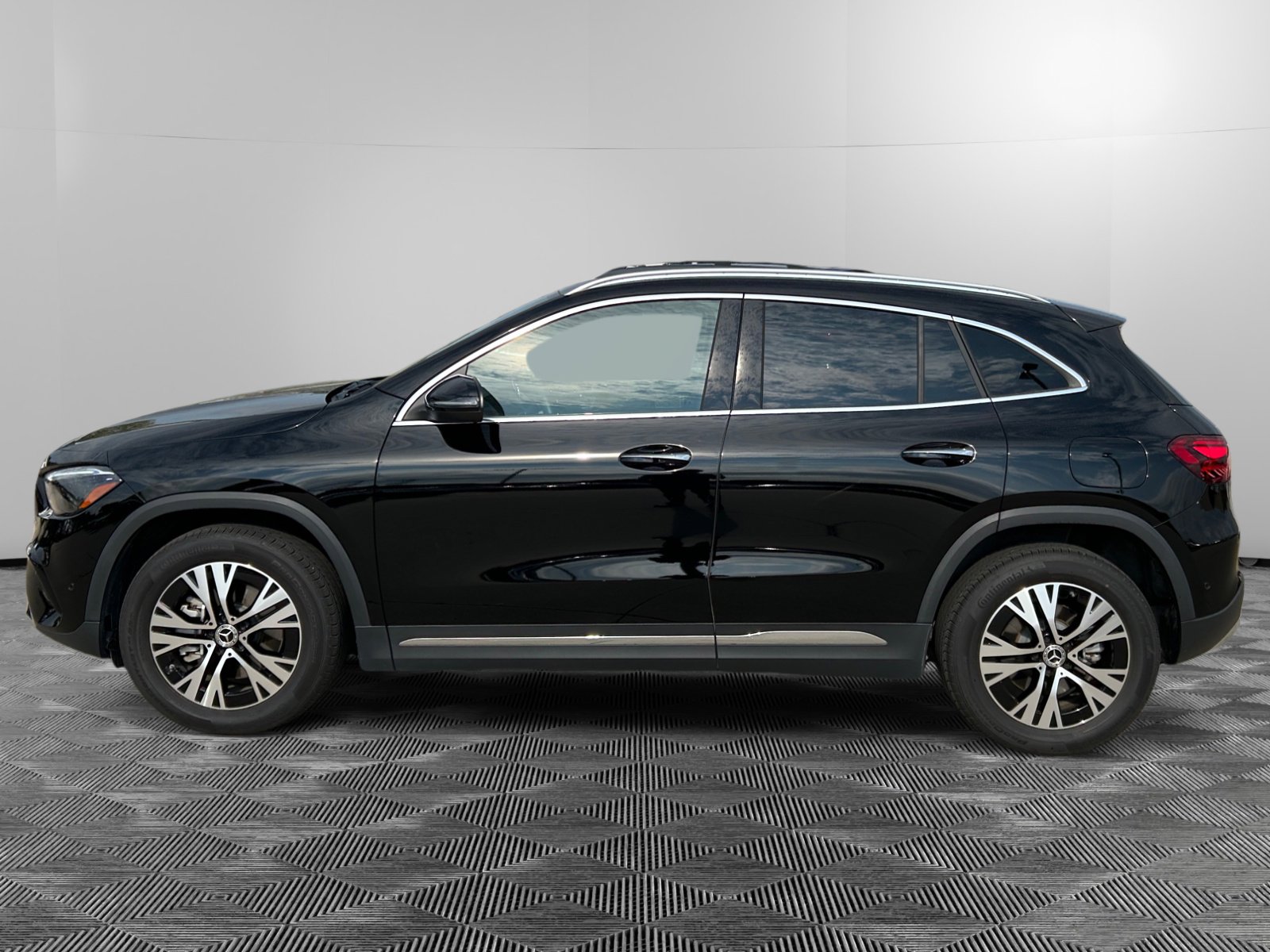 2025 Mercedes Benz GLA 250 4MATIC photo 2