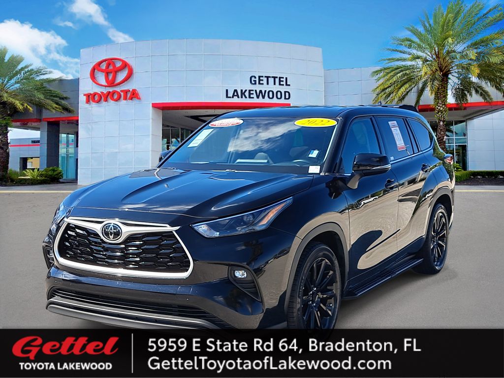 2022 Toyota Highlander LE's photo
