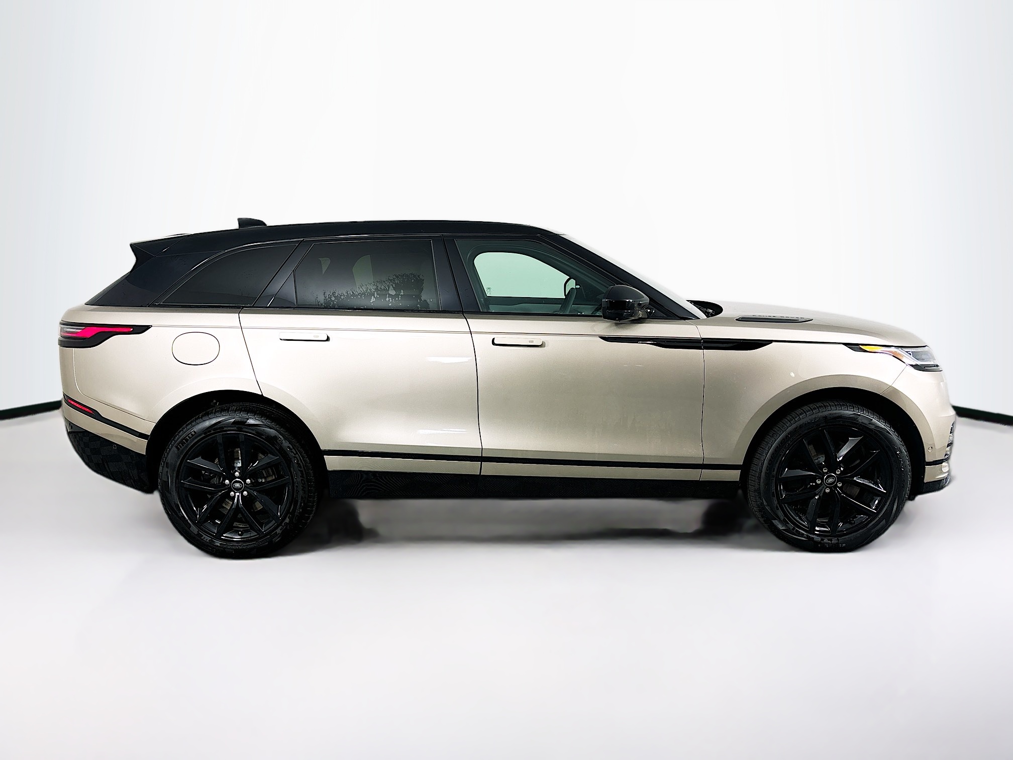 2026 Land Rover Range Rover Velar SE photo 3