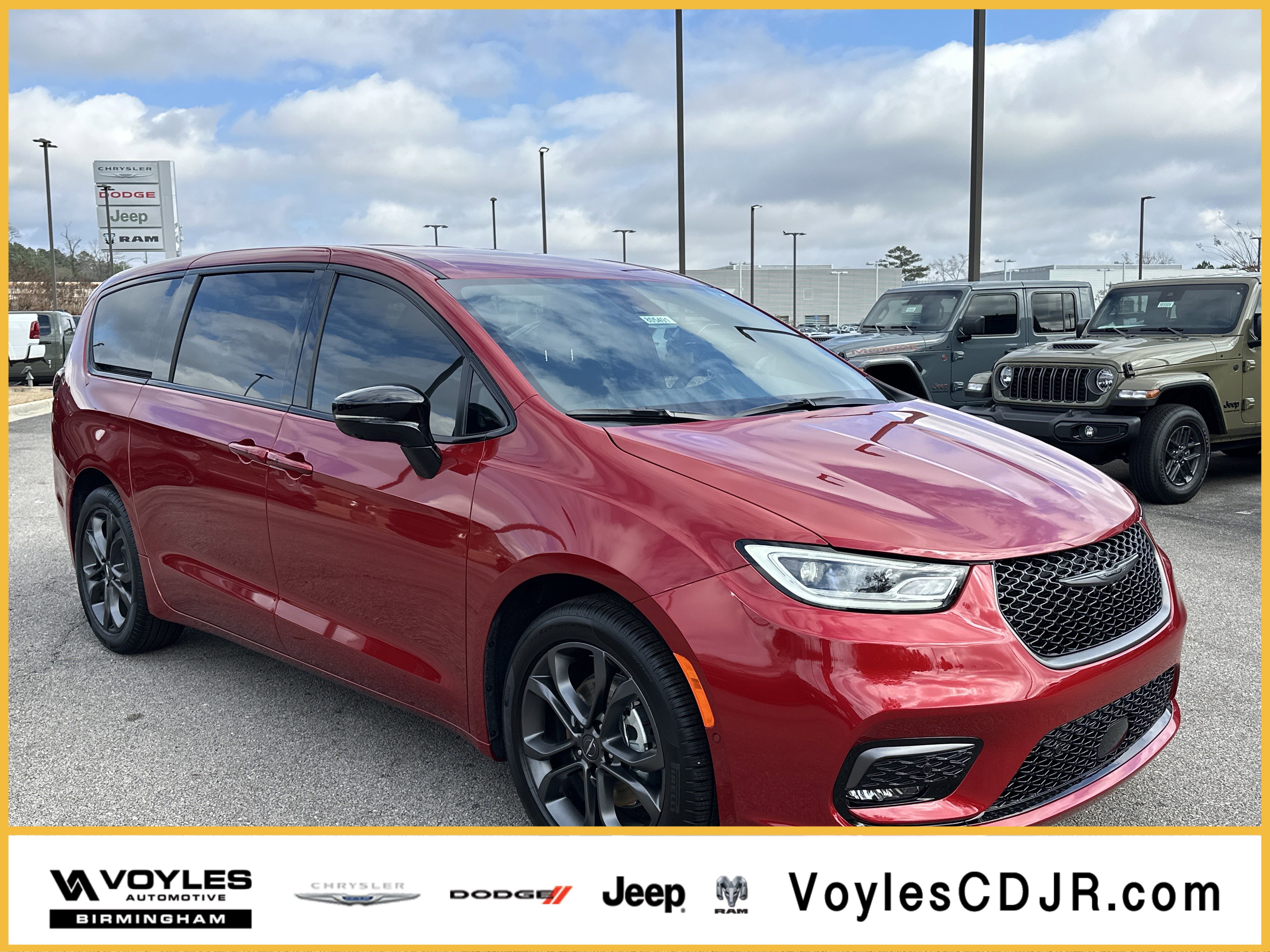 2026 Chrysler Pacifica Select's photo