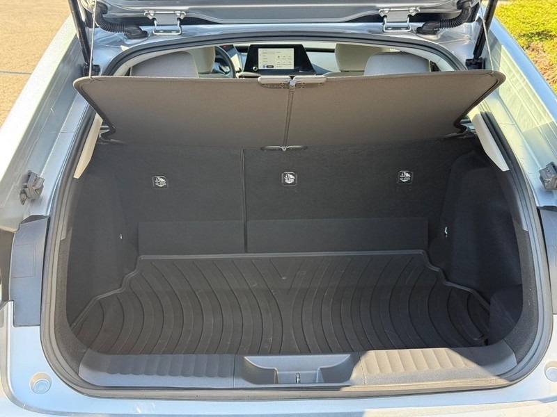 2024 Toyota Prius LE photo 9