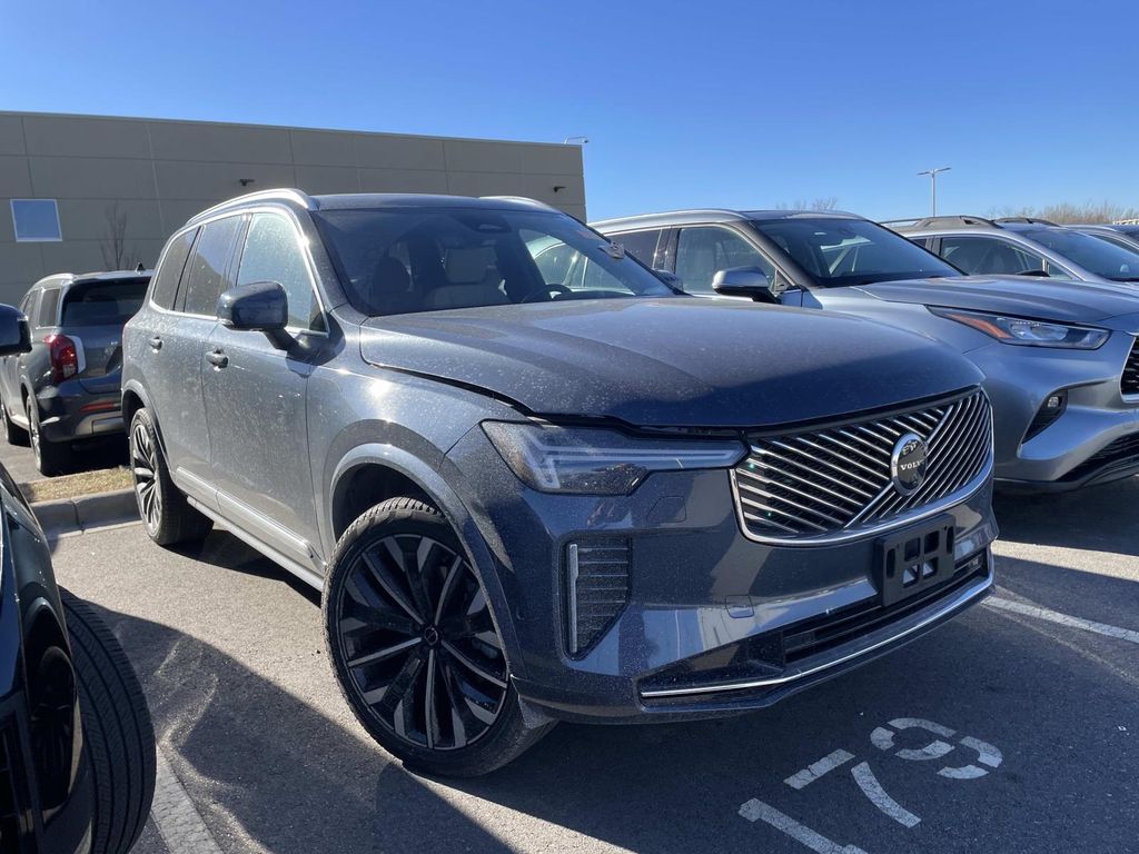 2025 Volvo XC90 Plus's photo