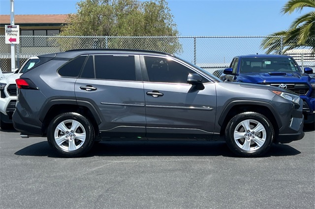 2019 Toyota RAV4 XLE photo 3