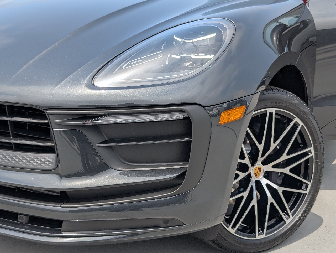 2025 Porsche Macan T photo 10