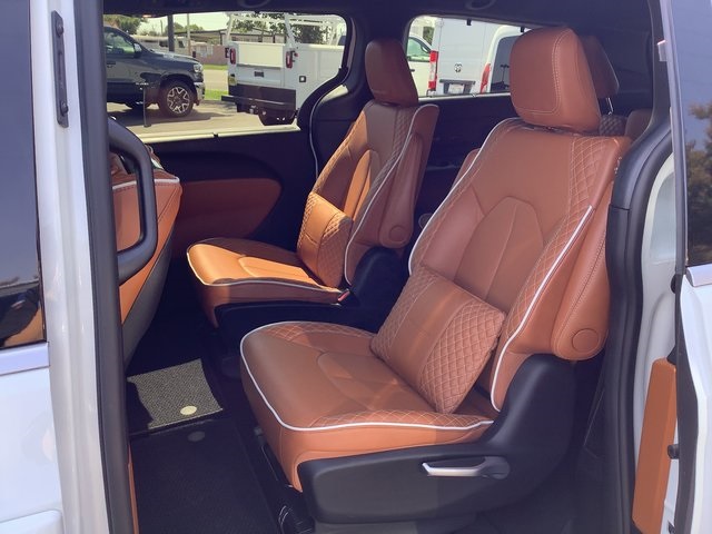 2024 Chrysler Pacifica Pinnacle photo 24