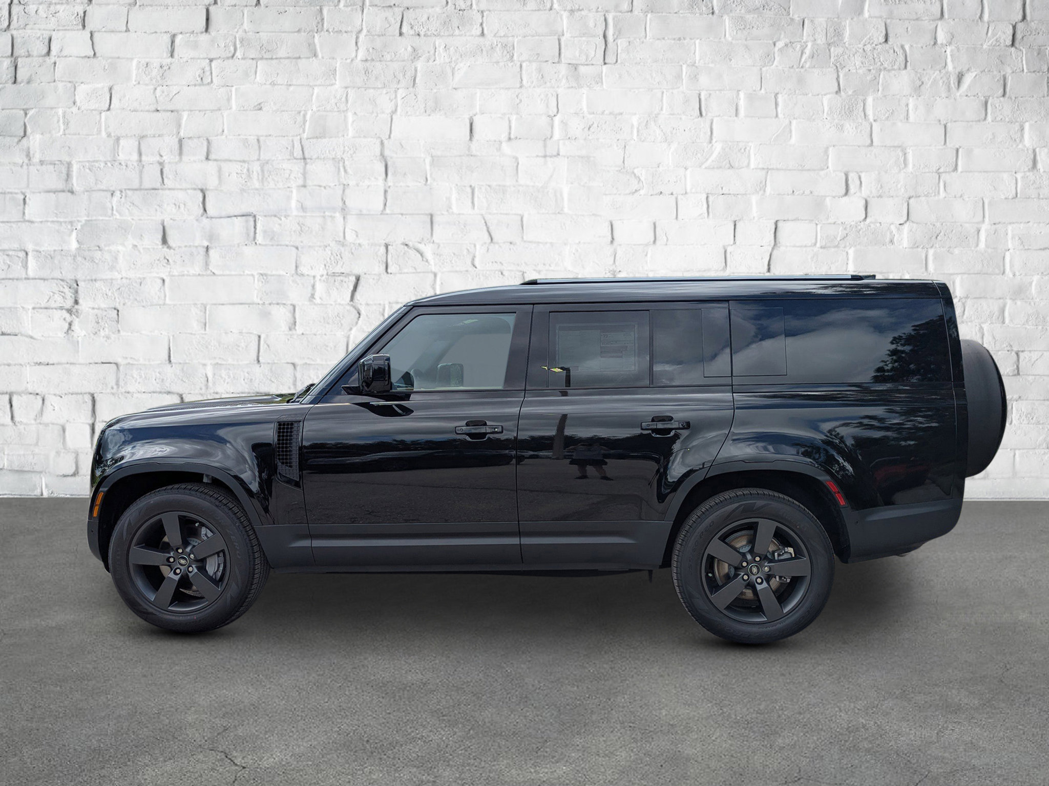 2025 Land Rover Defender 130 S photo 2