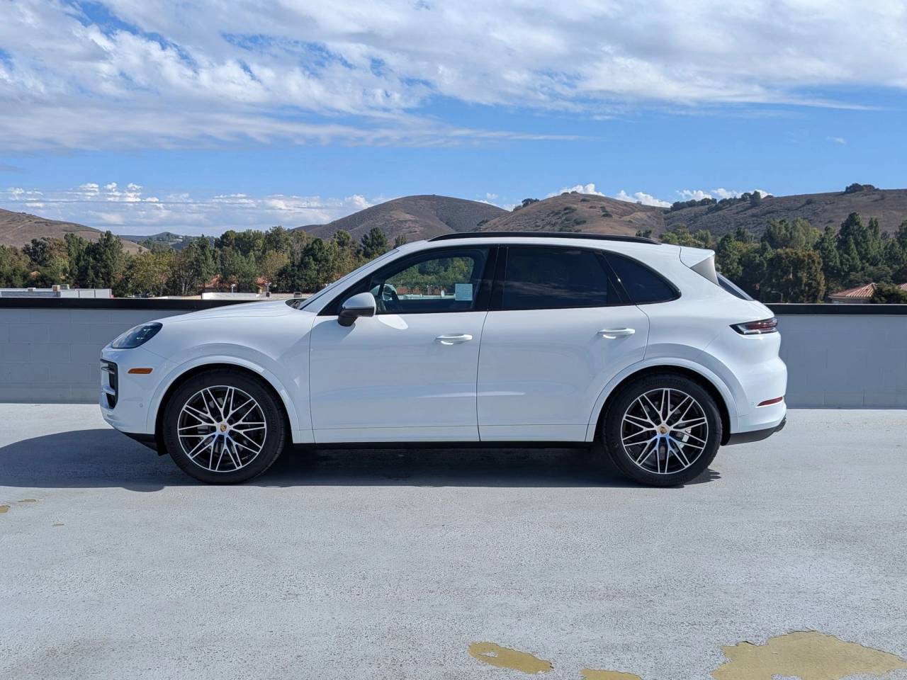 2025 Porsche Cayenne Base photo 2