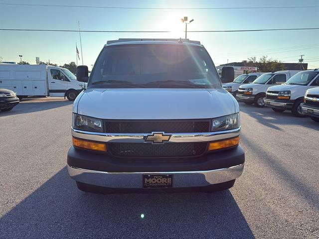 2025 Chevrolet Express Cutaway 3500 photo 2