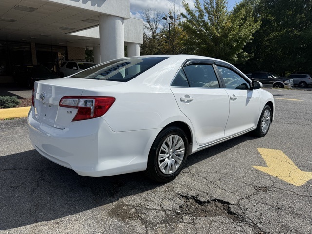 2013 Toyota Camry LE photo 3