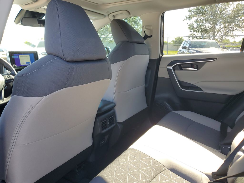 2025 Toyota RAV4 XLE photo 16