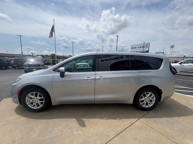 2023 Chrysler Pacifica Touring L photo 2