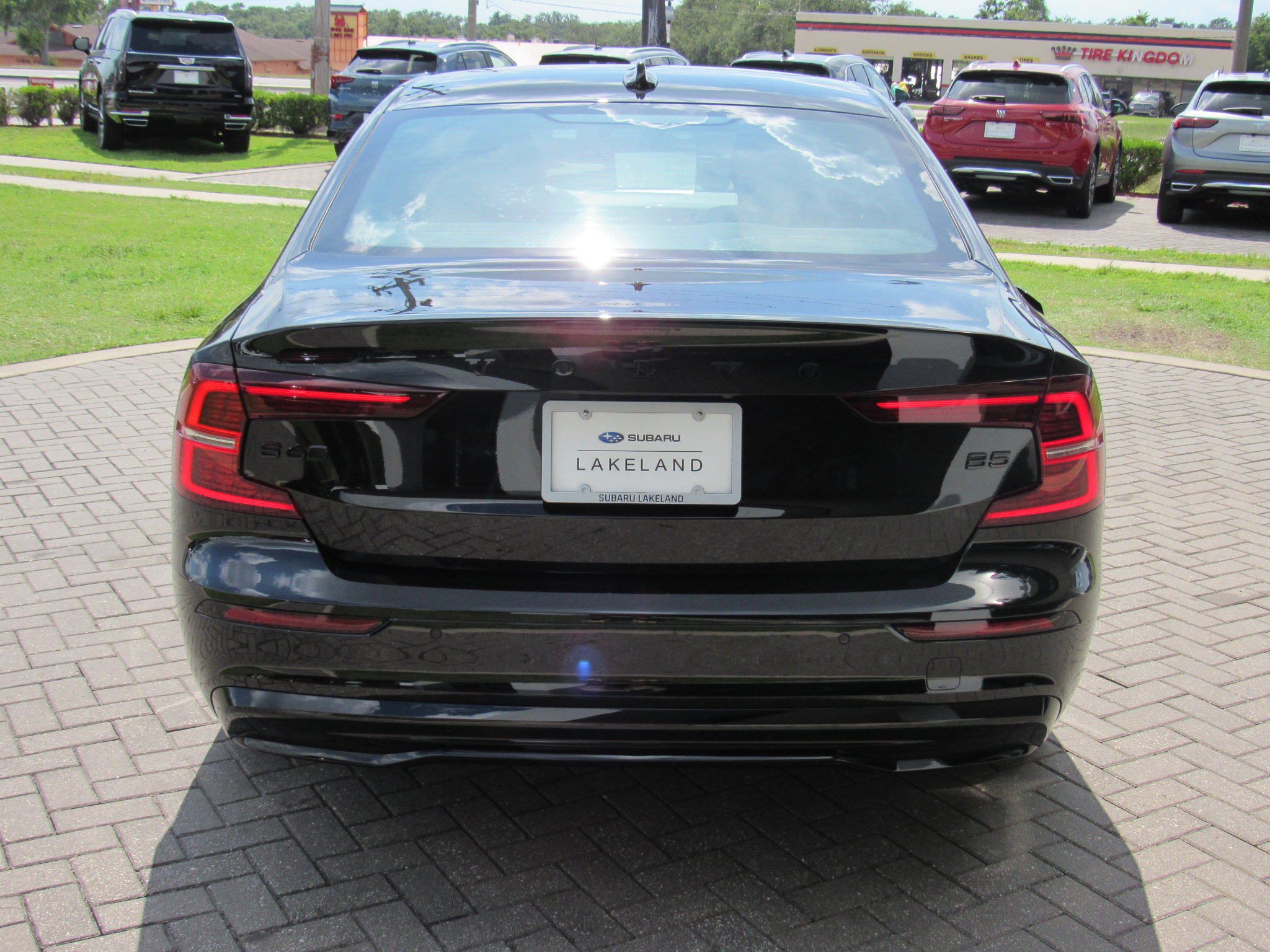 2023 Volvo S60 B5 Plus Black Edition photo 5
