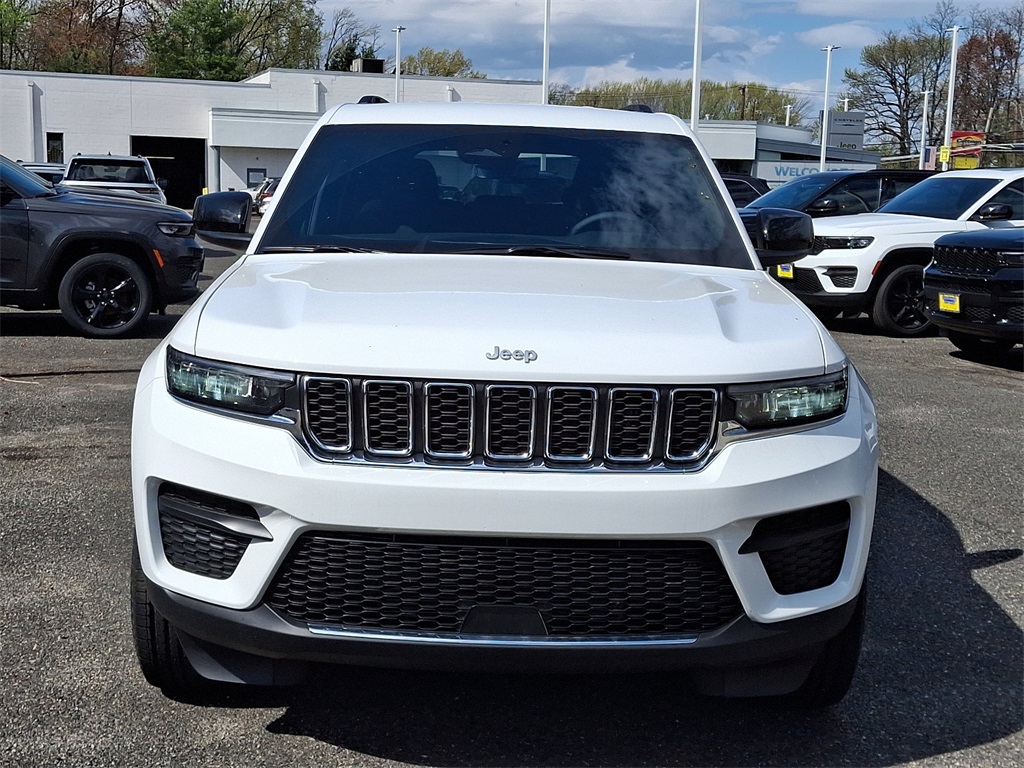2025 Jeep Grand Cherokee Laredo photo 2