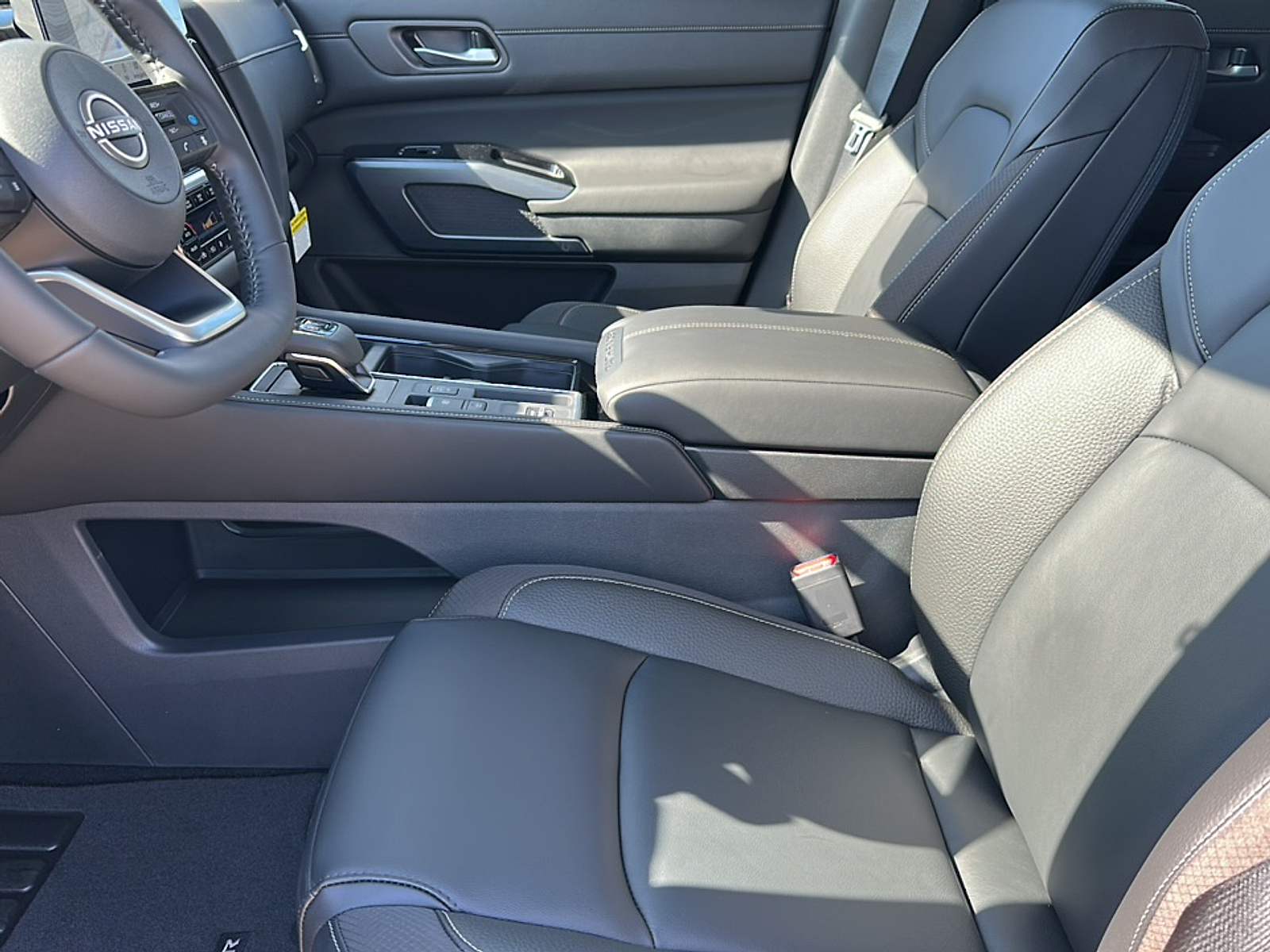 2025 Nissan Pathfinder SL photo 3