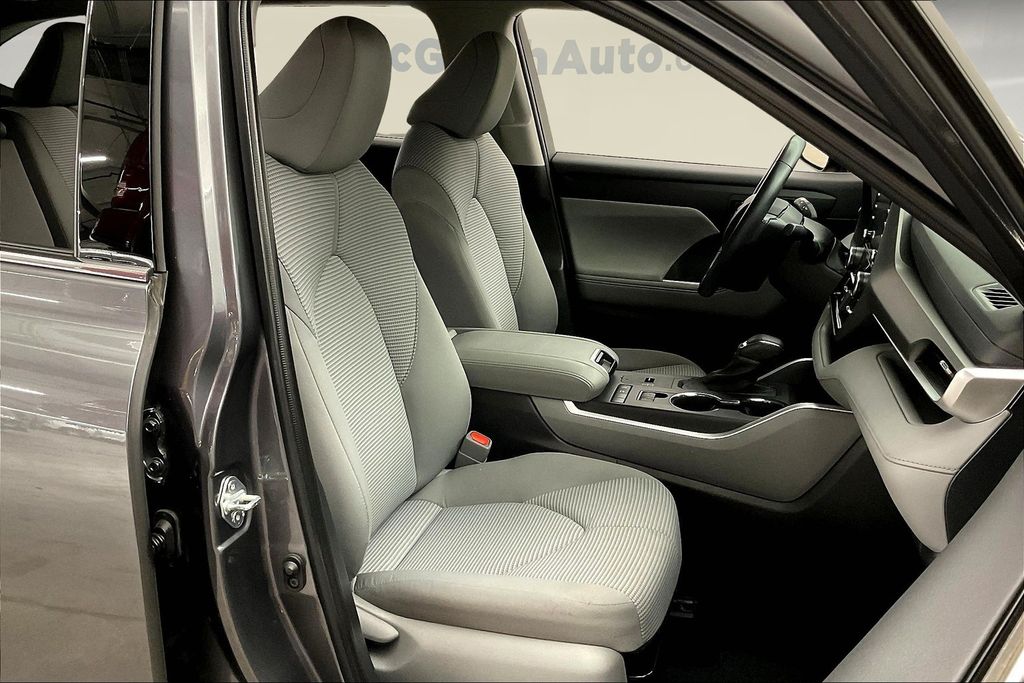 2021 Toyota Highlander Hybrid LE photo 7