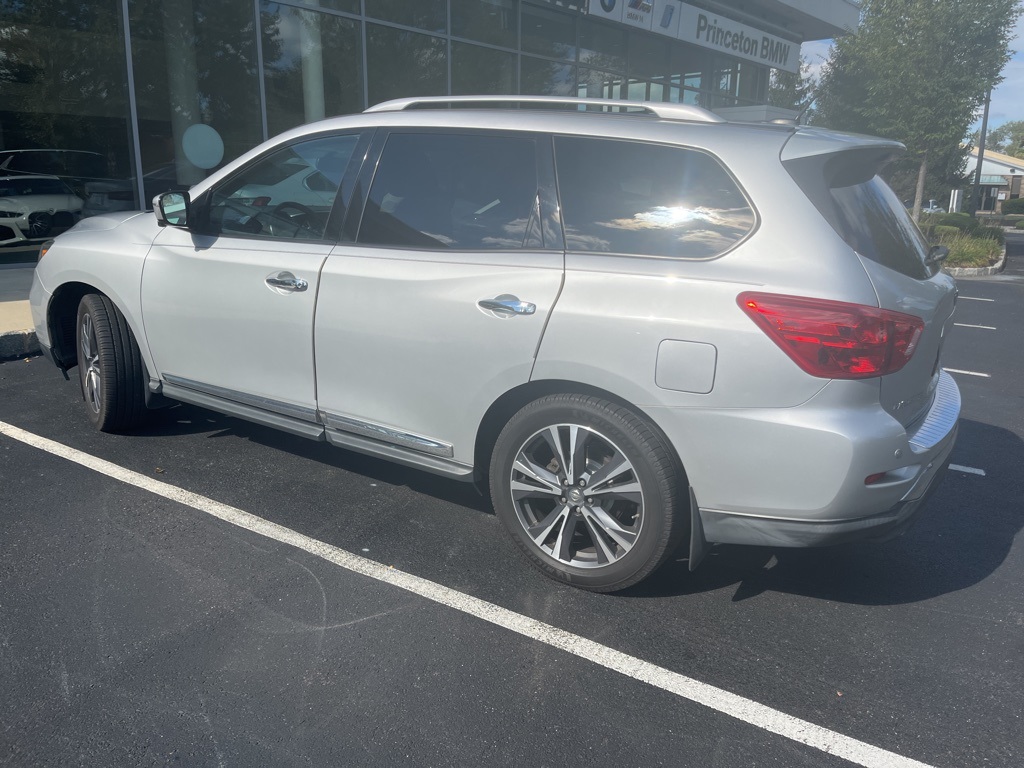 2017 Nissan Pathfinder Platinum photo 3