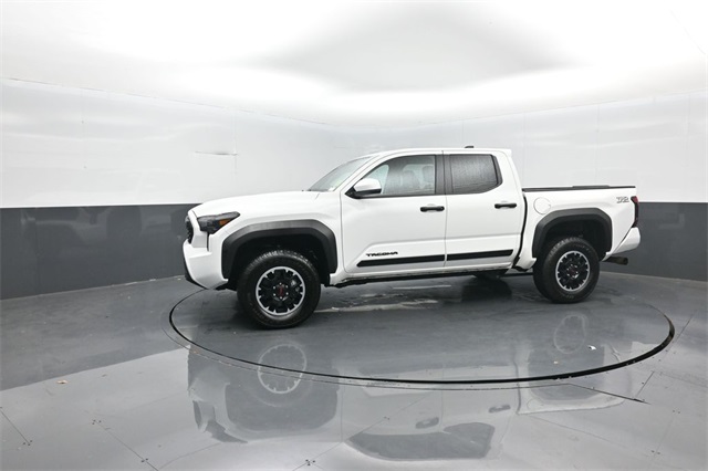 2025 Toyota Tacoma TRD Off-Road photo 3