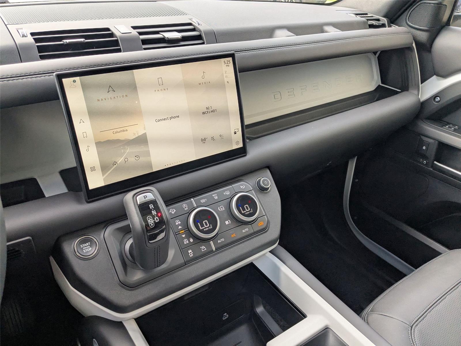 2025 Land Rover Defender 130 X-Dynamic SE photo 18