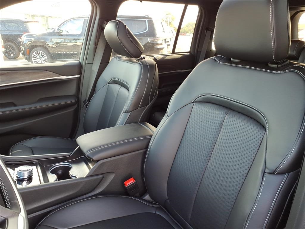 2025 Jeep Grand Cherokee Limited photo 6