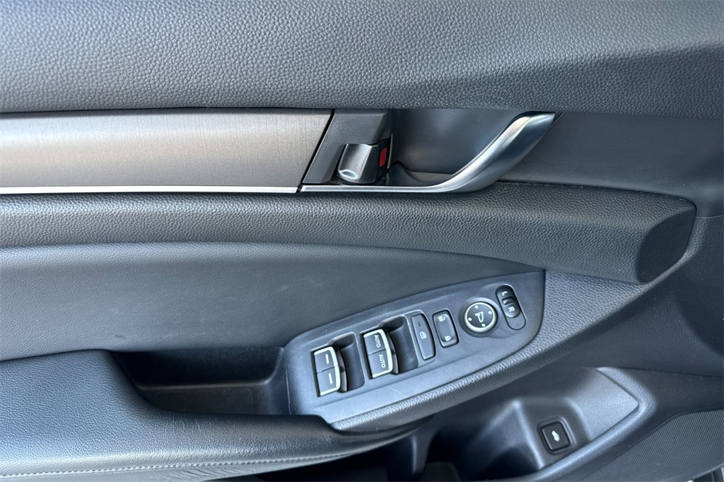 2018 Honda Accord LX photo 14