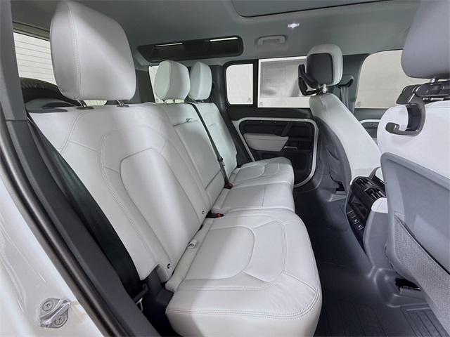 2025 Land Rover Defender 110 X-Dynamic SE photo 24
