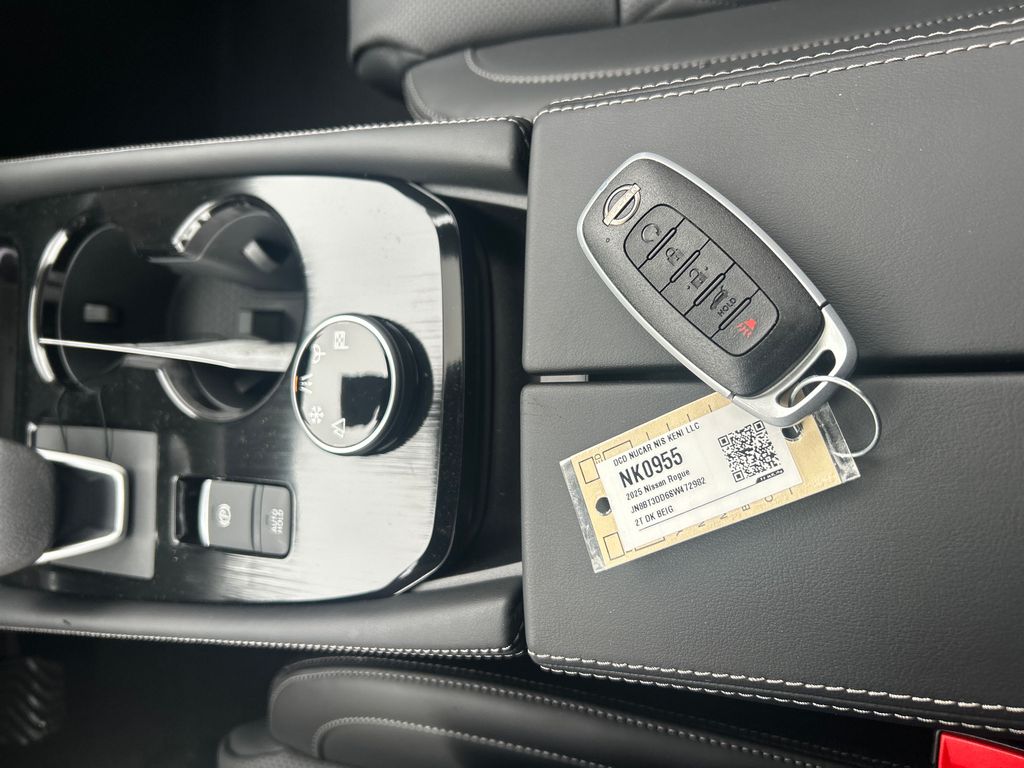 2025 Nissan Rogue Platinum photo 35