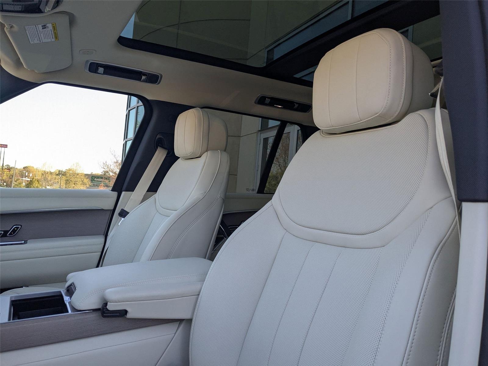 2025 Land Rover Range Rover SE photo 11