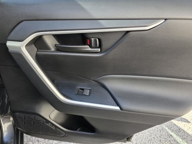 2022 Toyota RAV4 LE photo 12