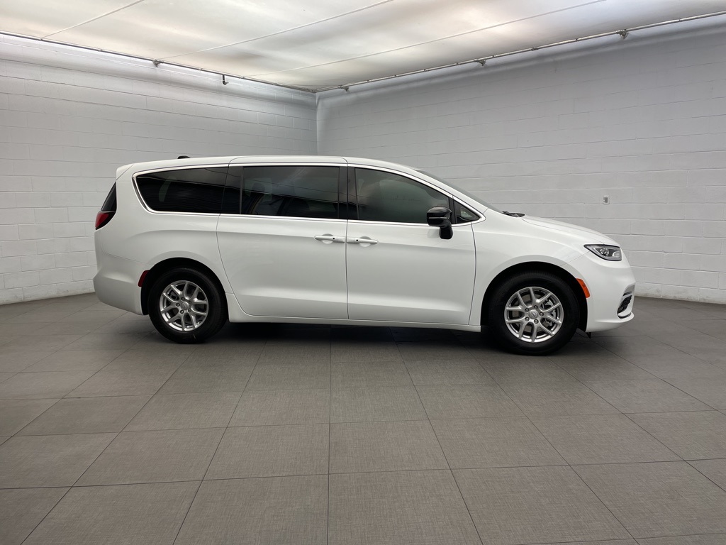 2026 Chrysler Pacifica photo 2