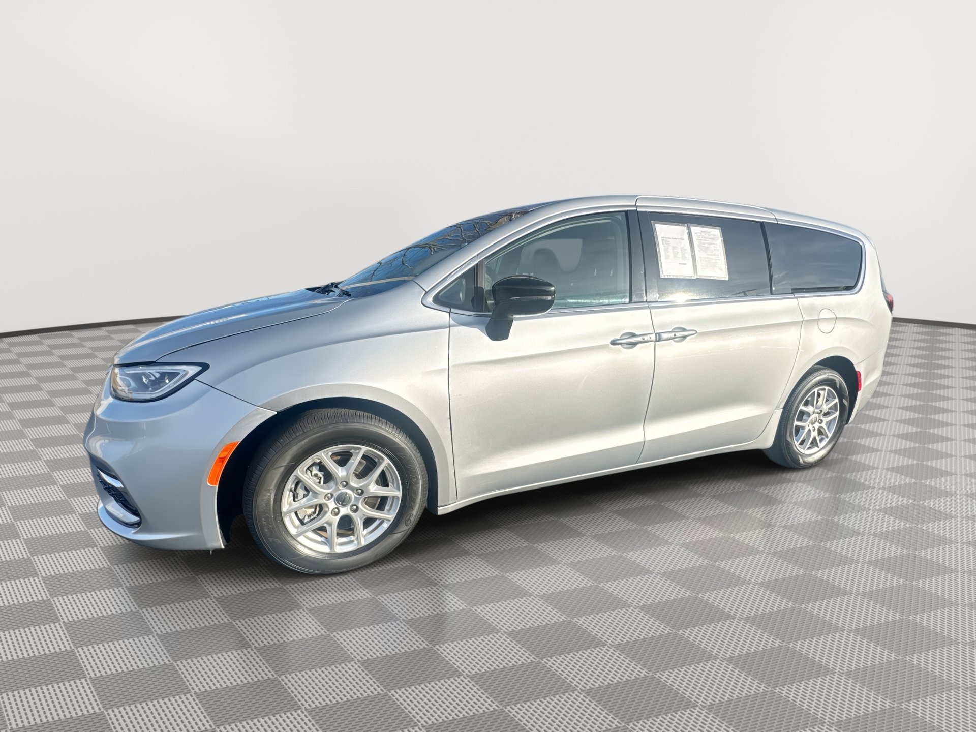 2023 Chrysler Pacifica Touring L's photo