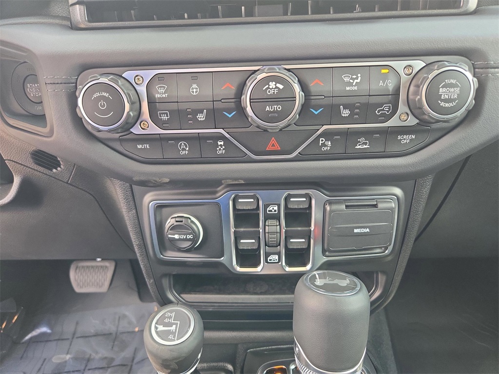 2025 Jeep Wrangler Sahara photo 9