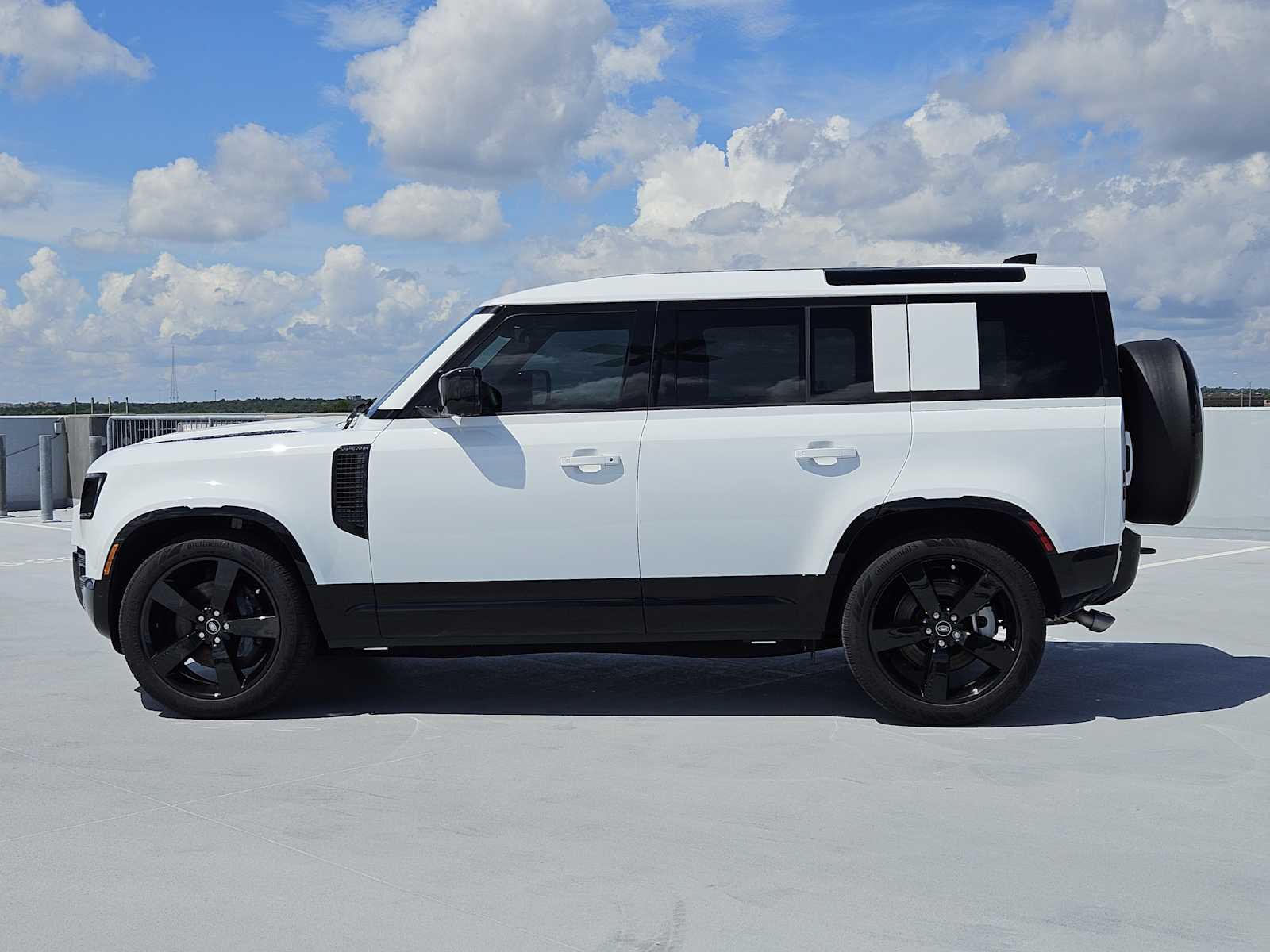 2025 Land Rover Defender 110 X-Dynamic SE photo 4