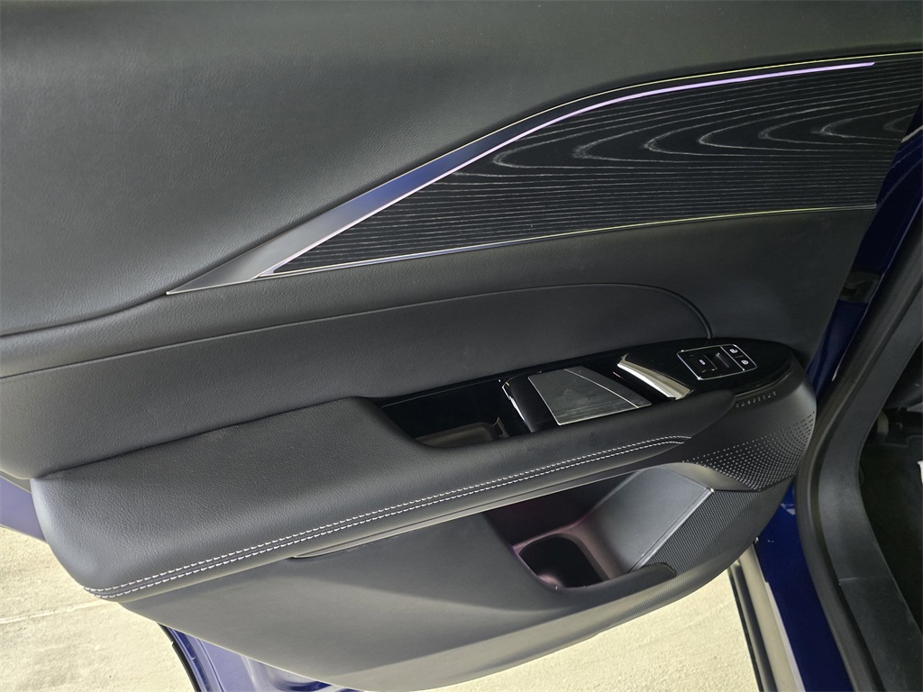 2025 Cadillac Lyriq Luxury photo 13