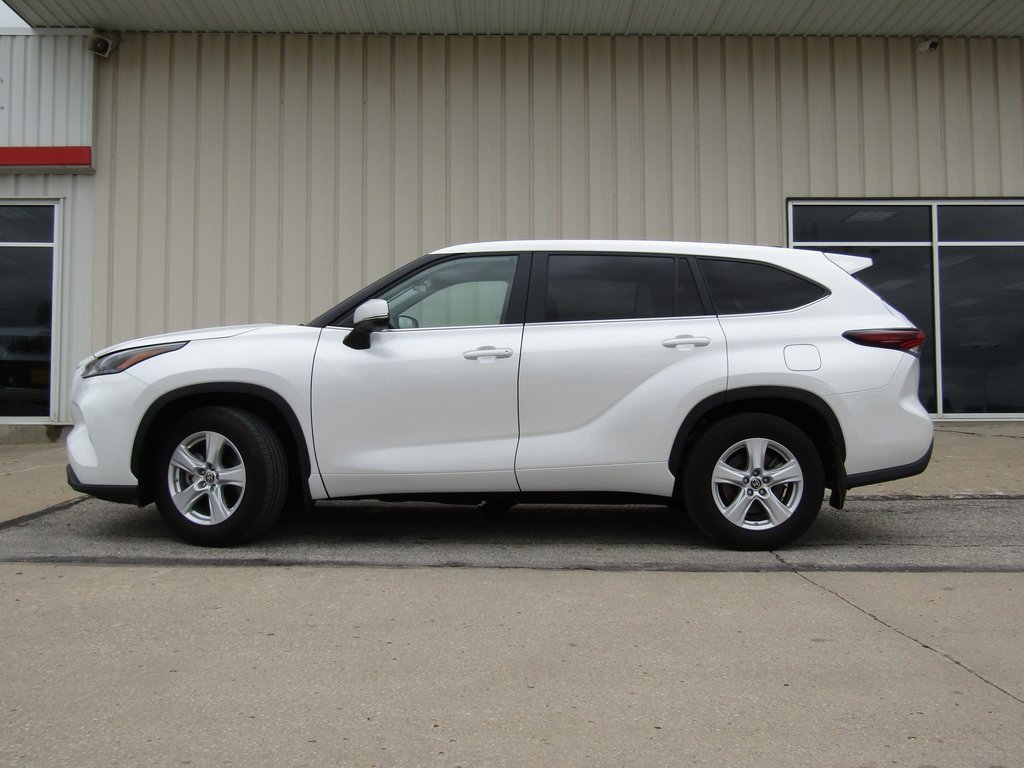2024 Toyota Highlander LE photo 12