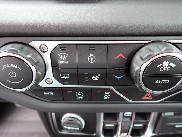 2025 Jeep Wrangler Sahara photo 17